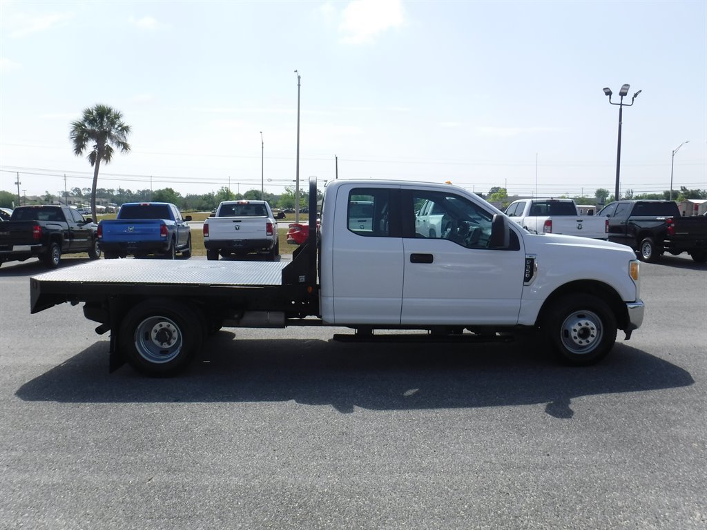 2017 Ford F-350 Super Duty Chassis Cab XLT